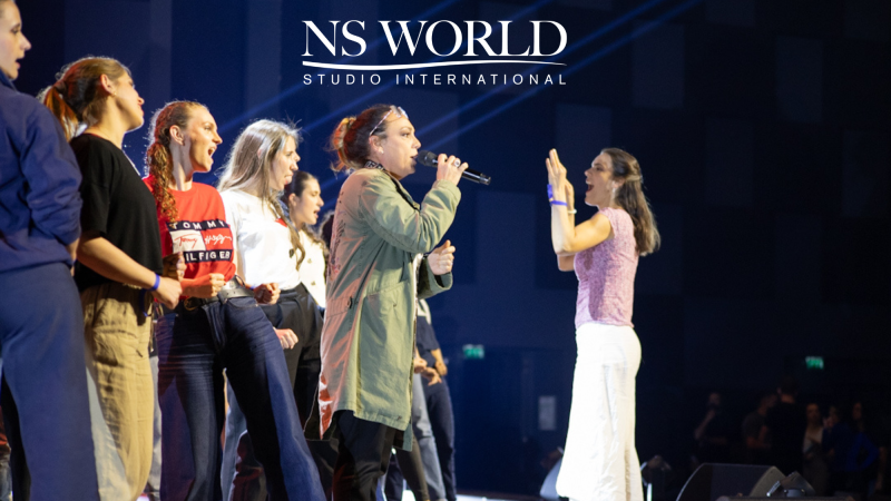 LES ADULTES DES COURS LOISIRS SUR LA SCÈNE DE LA SEINE MUSICALE POUR LA CÉRÉMONIE DES API D’OR