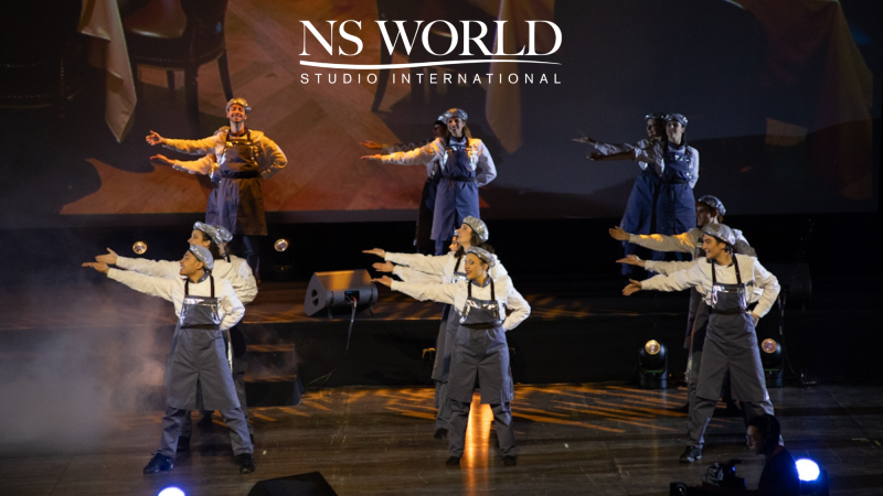 GRANDIR ENSEMBLE SUR SCÈNE : UNE EXPÉRIENCE ARTISTIQUE COLLECTIVE POUR LES ADULTES DES COURS LOISIRS À PARIS 75013