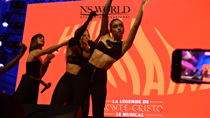 Un élève filmant ou prenant des notes attentivement. | L'Apprentissage en Action : Récolter les secrets de la mise en scène comédie musicale et des exigences du monde professionnel. Nos artistes en devenir sont concentrés ! 