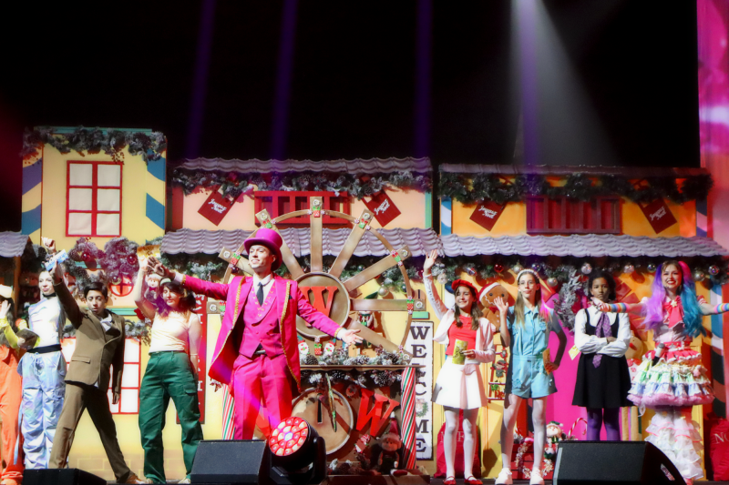 CHARLIE ET LA CHOCOLATERIE, UN NOËL GOURMAND  UN SPECTACLE FAMILIAL PRÉSENTÉ À COLOMBES PAR LES ARTISTES NS WORLD